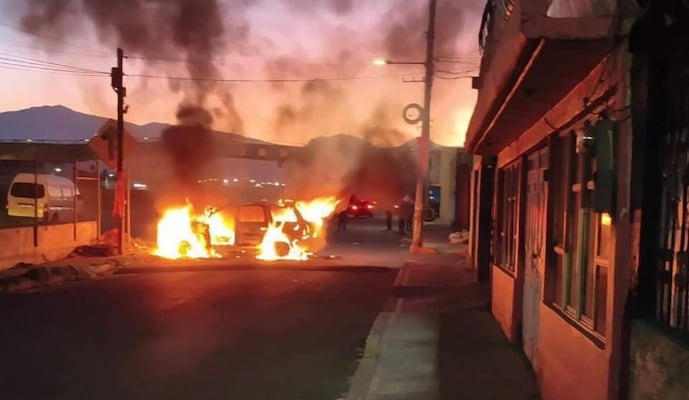 Incendian camioneta en la autopista México–Puebla a la altura de Ixtapaluca; sin heridos, abren investigación