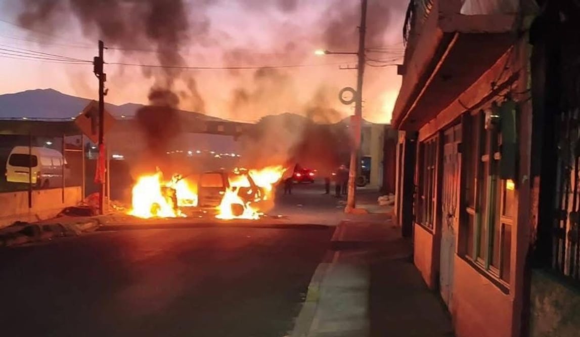 Incendian camioneta en la autopista México–Puebla a la altura de Ixtapaluca; sin heridos y abren investigación. Foto: Especial