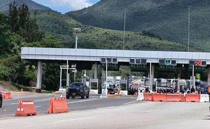 Normalistas lanzan petardos y toman caseta de cobro de Palo Blanco, en Autopista del Sol