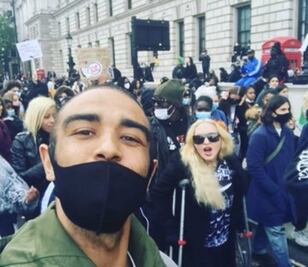 Madonna acude en muletas a protesta de "Black lives Matter"