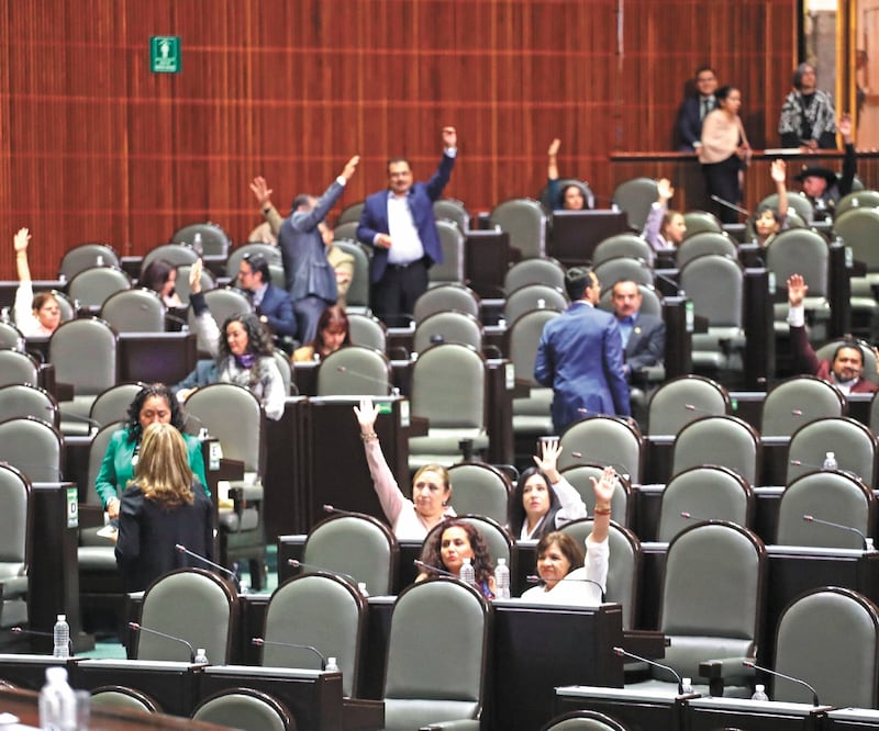 La minuta aprobada por legisladores para su discusión señala que para que la revocación sea válida debe participar 40% de la lista nominal. GERMÁN ESPINOSA. EL UNIVERSAL