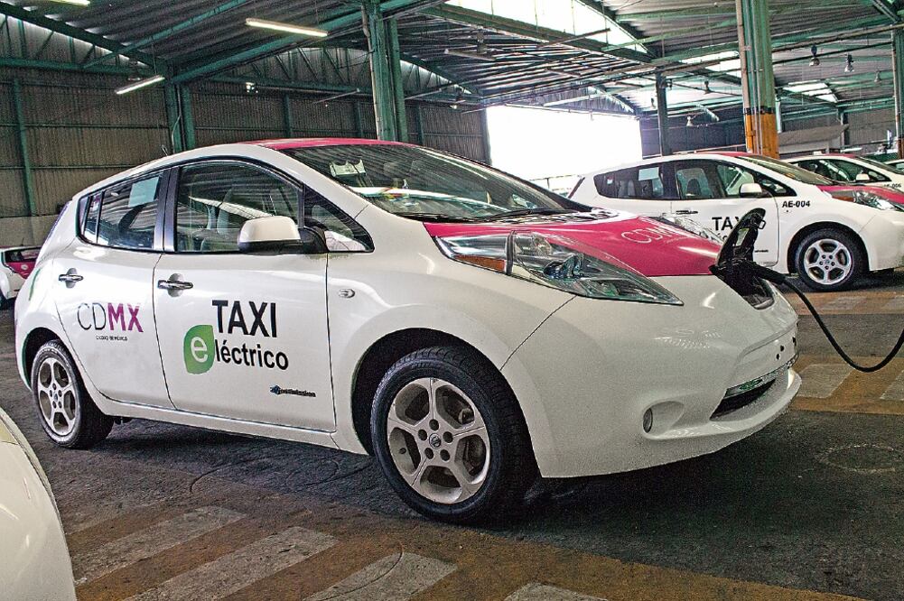 La Secretaría de Movilidad publicó ayer que los taxis modelo 2006 o anteriores, es decir con más de 10 años de antigüedad (FOTOS: ARELI MARTÍNEZ. EL UNIVERSAL)