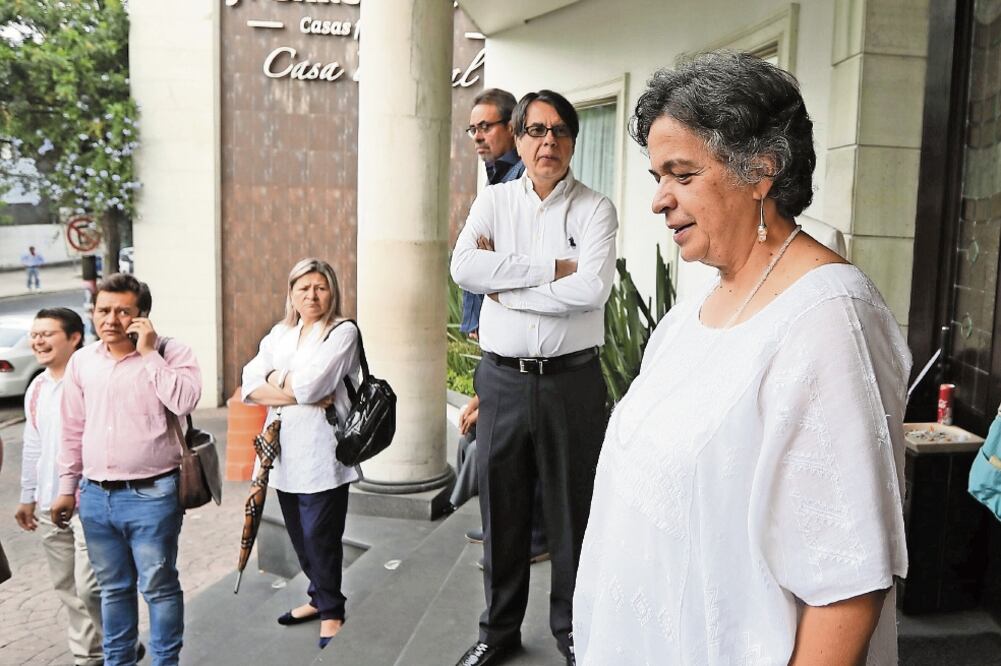 La senadora Beatriz Paredes (der.) afuera da la funeraria donde es velada su amiga y compañera, la priista María de los Ángeles Moreno. Foto: GERMÁN ESPINOSA. EL UNIVERSAL