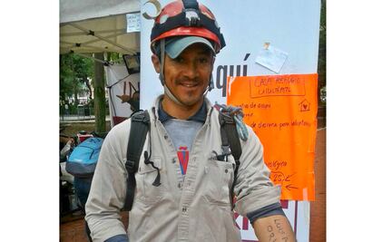 Buzo se “sumerge” en los escombros y salva vidas