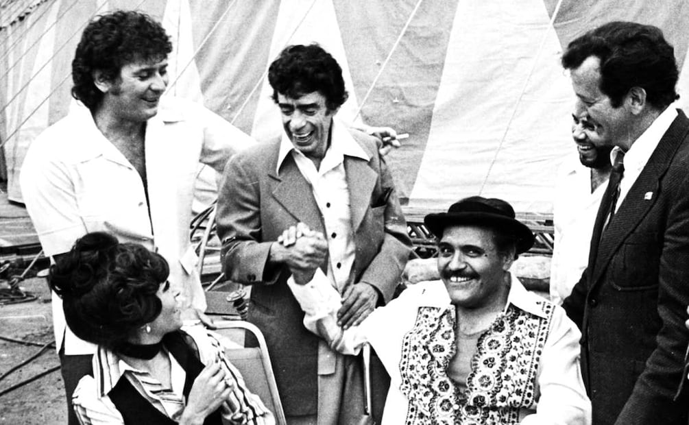 Adalberto Martínez “Resortes” formó parte del grupo de cómicos de la una época de esplendor en el espectáculo mexicano, en la foto aparece con un colega, Gaspar Henaine, "Capulina". 
Fototeca EL UNIVERSAL.