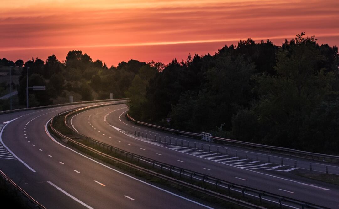 La México – Cuernavaca es una de las carreteras más transitadas del país. Imagen: Unsplash
