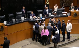 Instalan Comisión Permanente con toma de tribuna para impedir hablar de Rocha; "narcopolíticos", dice oposición