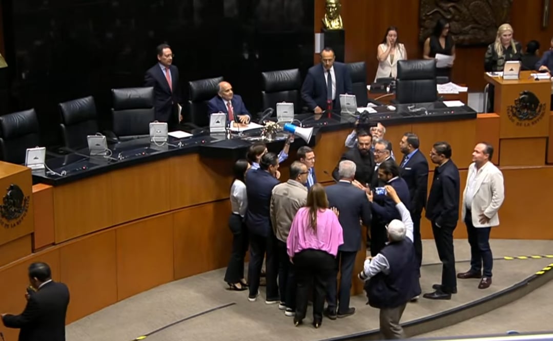 Instalan Comisión Permanente con toma de tribuna para impedir hablar de Rocha. FOTO: CAPTURA DE PANTALLA