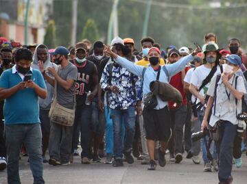 Sale de Chiapas nueva caravana de migrantes; piden a Dios los "proteja de policías mexicanos"