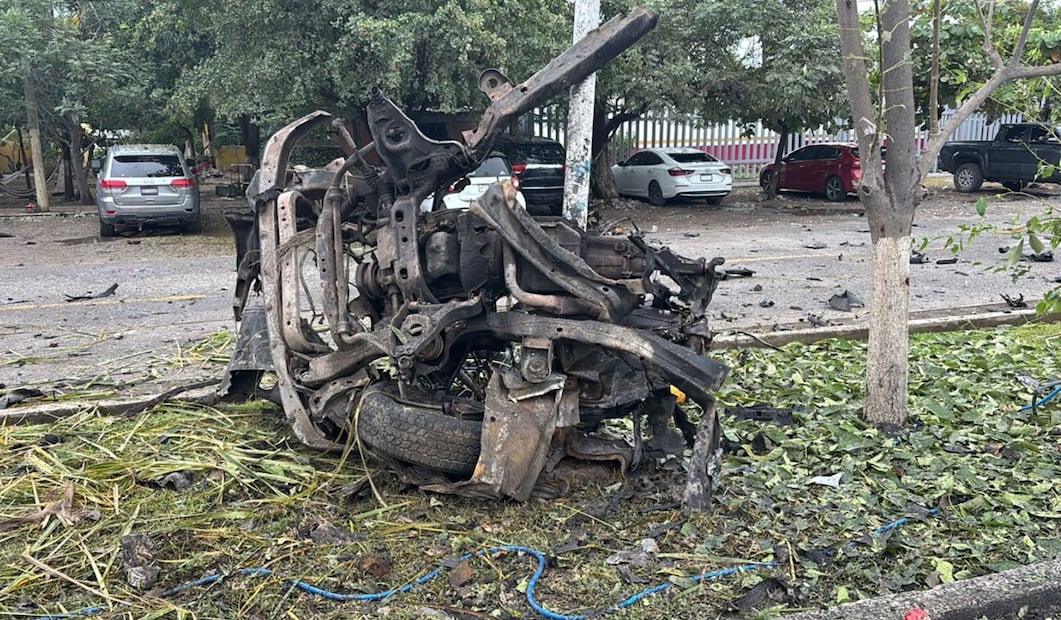 11:40 El vehículo con explosivos estalla en el centro de Coahuayana, Michoacán; el auto blanco sale rumbo a Colima. Foto: captura de pantalla