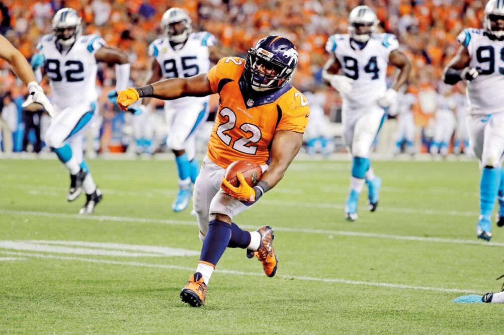 C.J. Anderson (22) logró la primera anotación para los Broncos sobre las Panteras de Carolina, con su arma letal: la carrera (JACK DEMPSEY. AP)