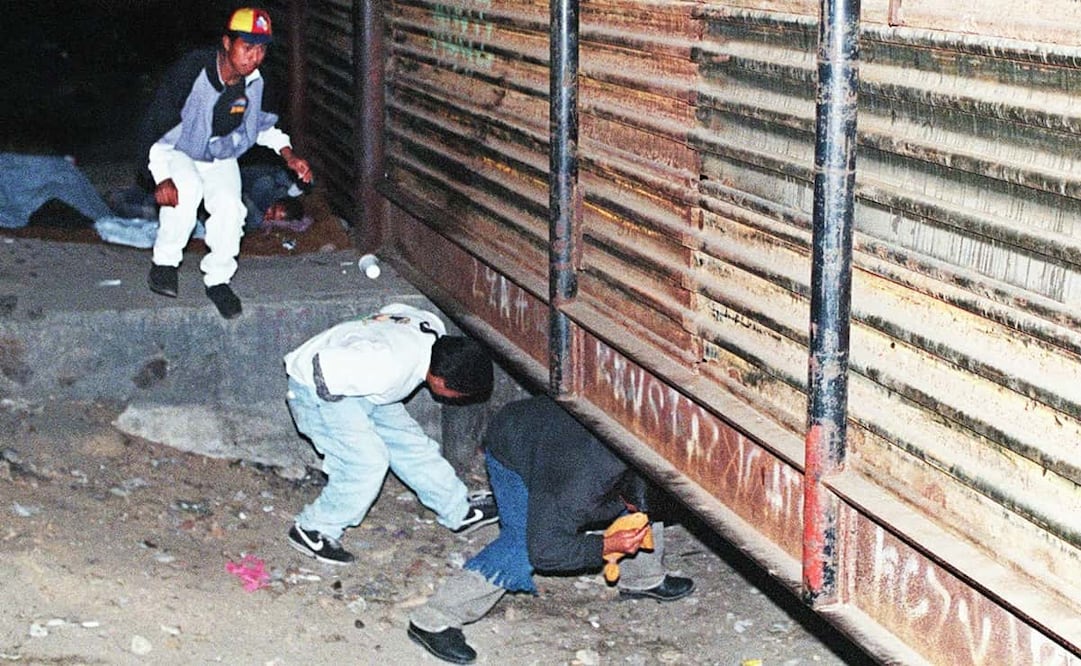 Foto del 7 de noviembre de 1994, con inmigrantes mexicanos tratando de cruzar el muro fronterizo en California. Bill Clinton se mostró “dispuesto” a bloquear la frontera sólo si era conveniente, pero aseguró que la decisión debía tomarse “cuidadosamente”. Foto: Omar Torres/AFP.
