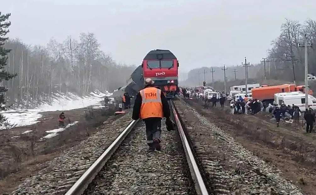 Tras el descarrilamiento, siete vagones volcaron, y los pasajeros tuvieron que salir de ellos por las ventanillas, según informó a TASS una fuente de los servicios de Emergencias rusas. Foto: EFE