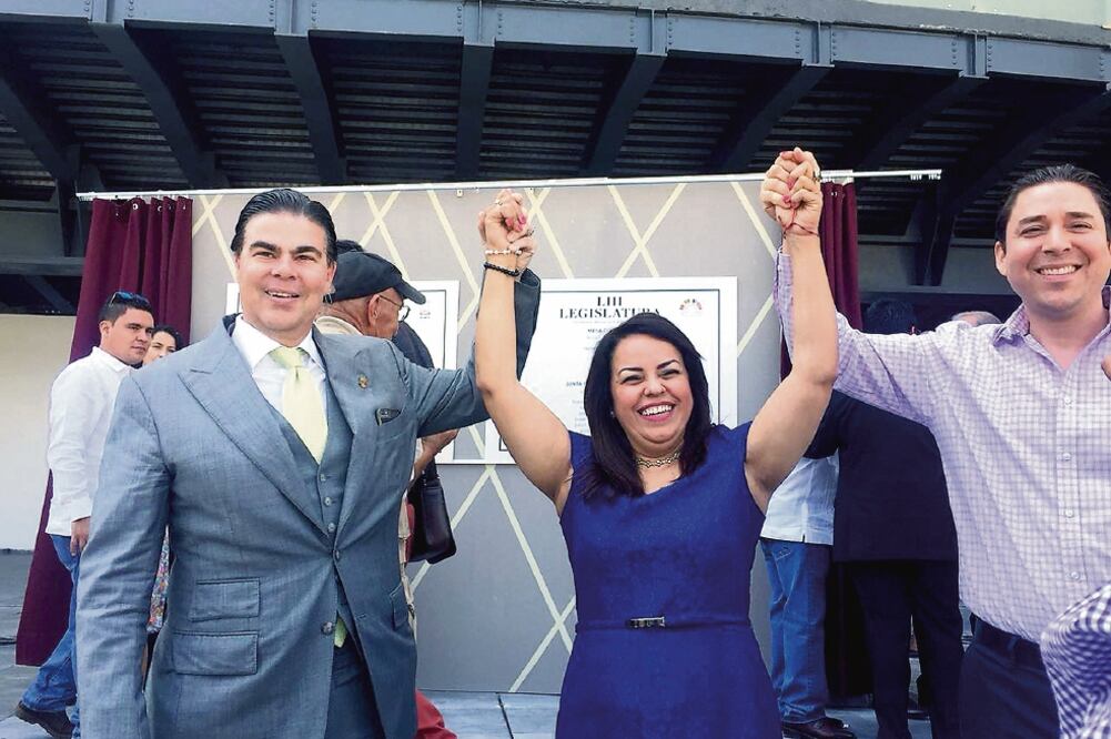 Javier Estrada, diputado morelense y líder del Partido Verde Ecologista en la entidad, afuera de las instalaciones del Congreso local, respaldó y alzó la mano de la magistrada Nadia Luz Lara como señal de acuerdo (CORTESÍA)