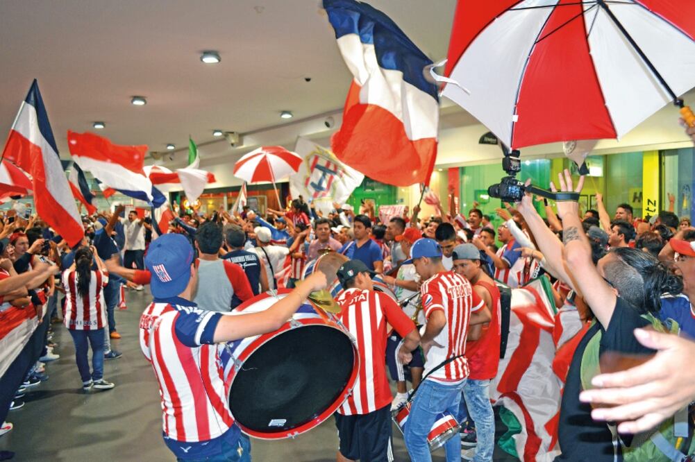 La afición rojiblanca invadió el aeropuerto y por seguridad los jugadores tuvieron que buscar otra salida (JOEL GONZÁLEZ. ELUNIVERSAL)