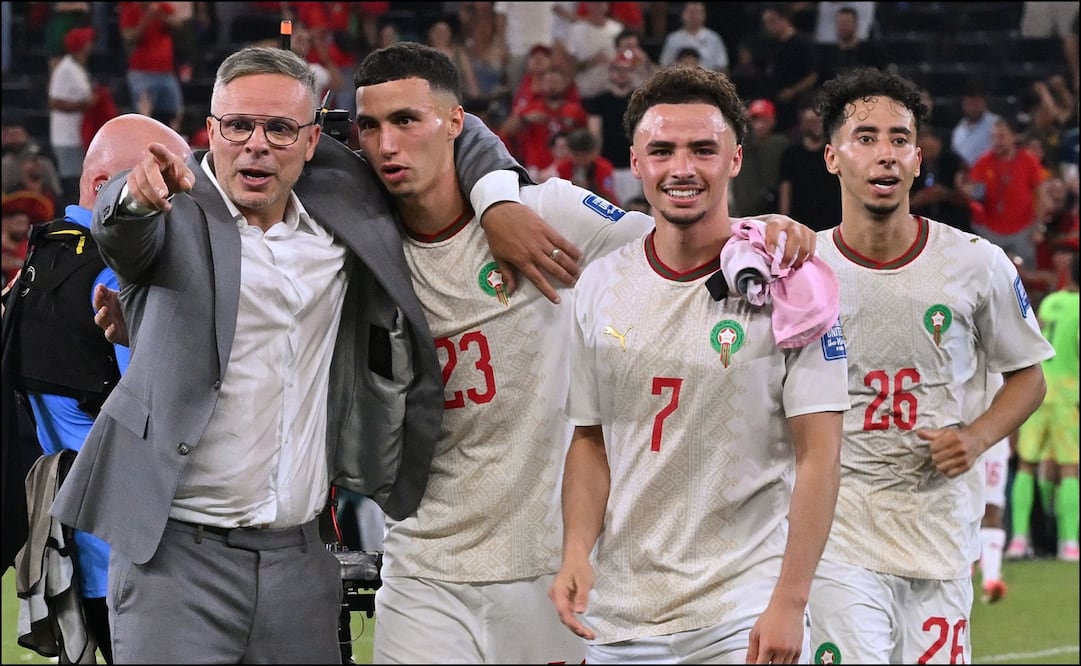 Mohamed Ouahbi, técnico de Marruecos, celebra tras el triunfo de su equipo y avanzar a la siguiente ronda tras eliminar a Países Bajos. FOTO: AFP