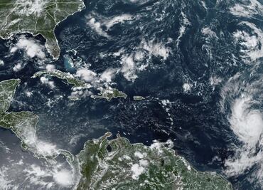 Lee baja a categoría 4 pero sigue siendo un "poderoso" huracán rumbo a las Antillas