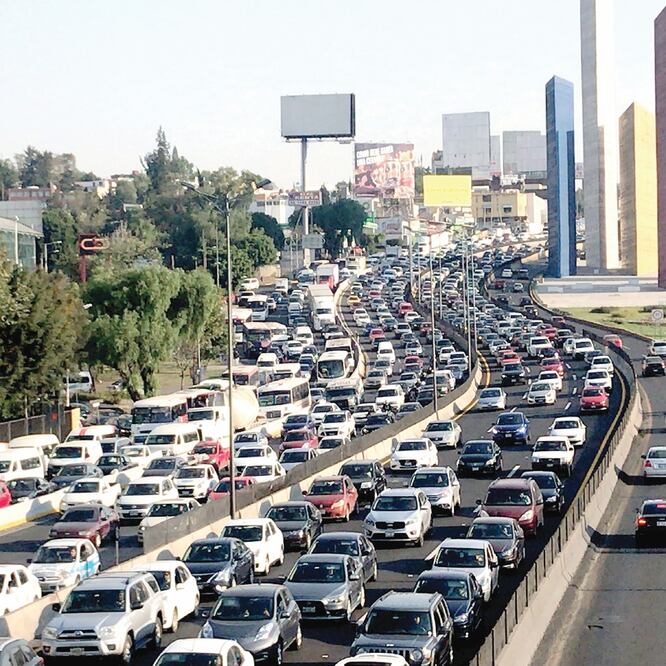 Tiempo perdido. A diario se desaprovechan 3.3 millones de horas hombre en el tráfico: Instituto Mexicano para la Competitividad. (ARCHIVO EL UNIVERSAL)