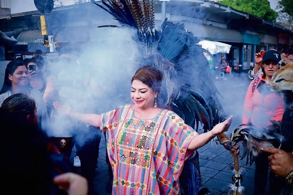 Clara Brugada tuvo un encuentro con artesanos y pueblos indígenas, quienes le entregaron un bastón de mando y les expuso políticas públicas para mejorar su calidad de vida. Foto Especial