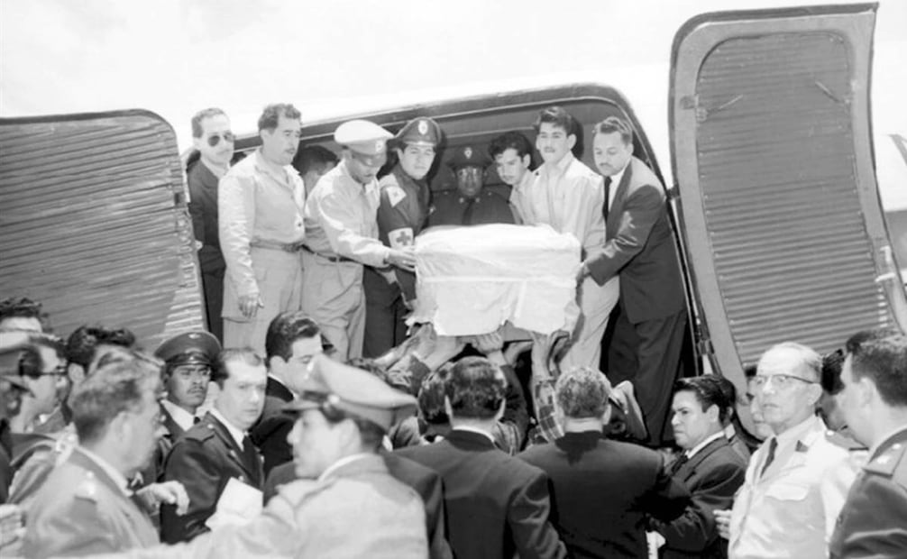 Llegada a la CDMX de los féretros. El gobierno de Adolfo Ruíz Cortines se encargó de los gastos de traslado, alcanzando los mil 600 dólares; cada club pagó el funeral de su montañista fallecido. Foto: ESPECIAL/Cortesía Enrique Chávez Poupard.