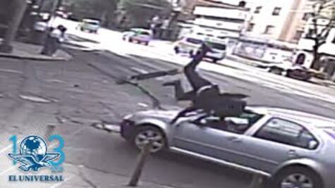 Usuario de monopatín "sale volando" al ser arrollado por auto en la colonia Roma de la CDMX