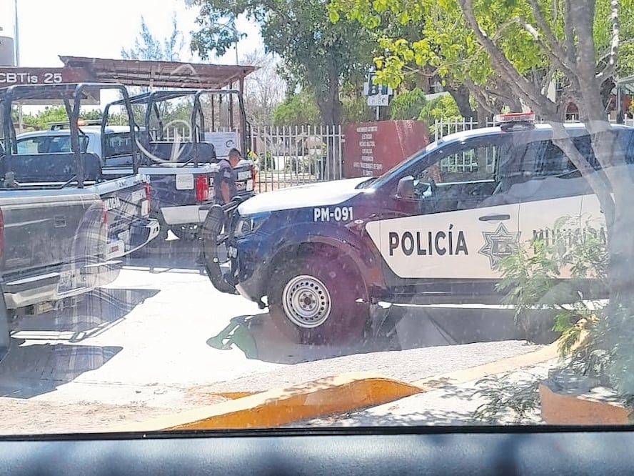 Elementos de la Policía Municipal y de Marina revisaron instalaciones del Colegio de Bachilleres. Foto: Especial