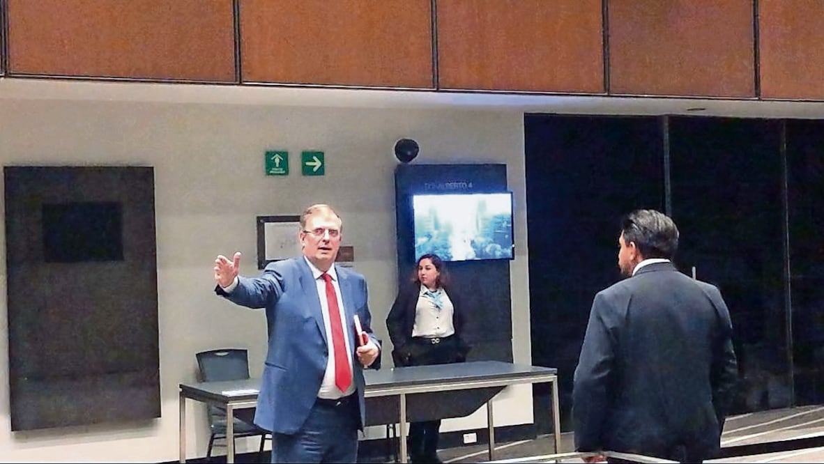 Marcelo Ebrard Casaubon, próximo secretario de Economía, fue uno de los asistentes a la reunión que personalidades de Morena sostuvieron la noche de ayer en un hotel capitalino. Foto Especial