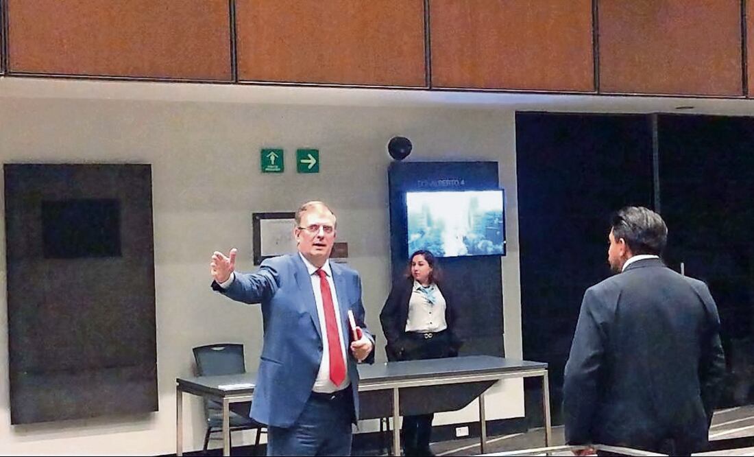 Marcelo Ebrard Casaubon, próximo secretario de Economía, fue uno de los asistentes a la reunión que personalidades de Morena sostuvieron la noche de ayer en un hotel capitalino. Foto Especial