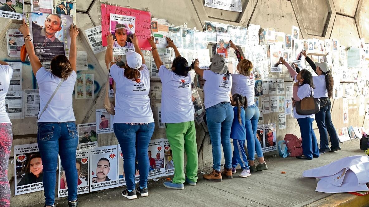 Familiares de personas desaparecidas en Uruapan, Michoacán, pegaron fichas de búsqueda en el puente vehicular de Boulevard Industrial, “para no olvidarlos”. Foto: Carlos Arrieta | El Universal