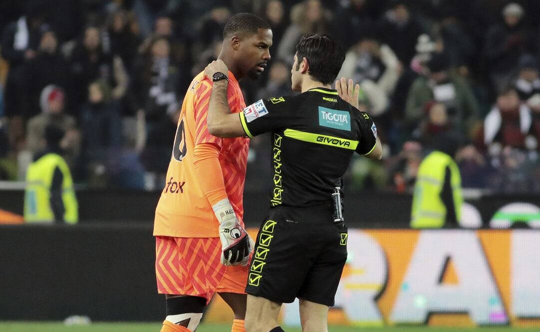 El árbitro Enzo Maresca habla con el portero del AC Milan, Mike Maignan - Foto: AP