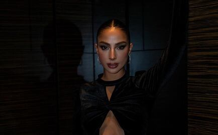 María Chacón modela blusa encadenada de espalda descubierta