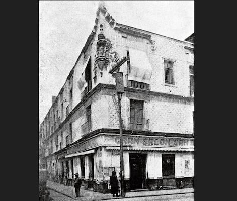 Dos cantinas en el axis mundi 