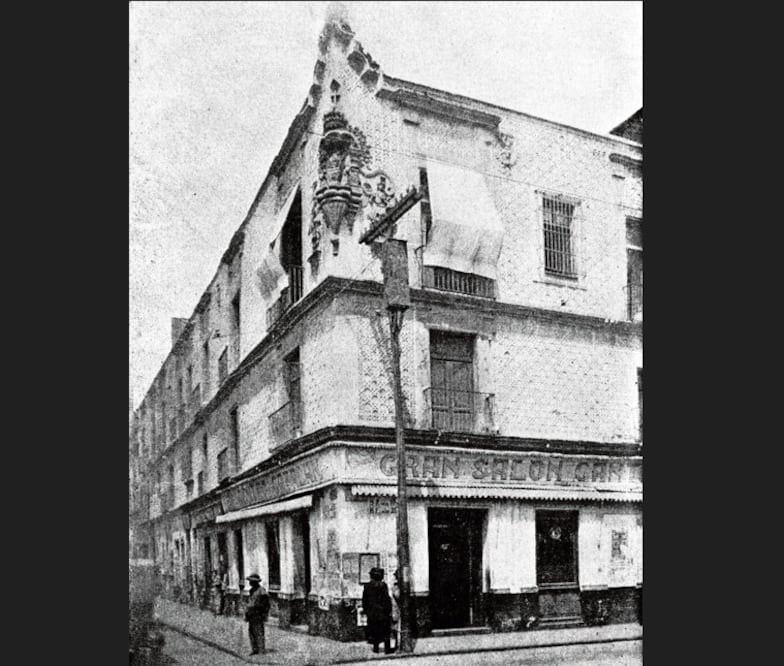 La esquina de República de Guatemala y República de Argentina en una imagen histórica, donde se ve el edificio completo de la "Casa de las Ajaracas". CRÉDITO: ARCHIVO DE EL UNIVERSAL/ COLECCIÓN VILLASANA TORRES