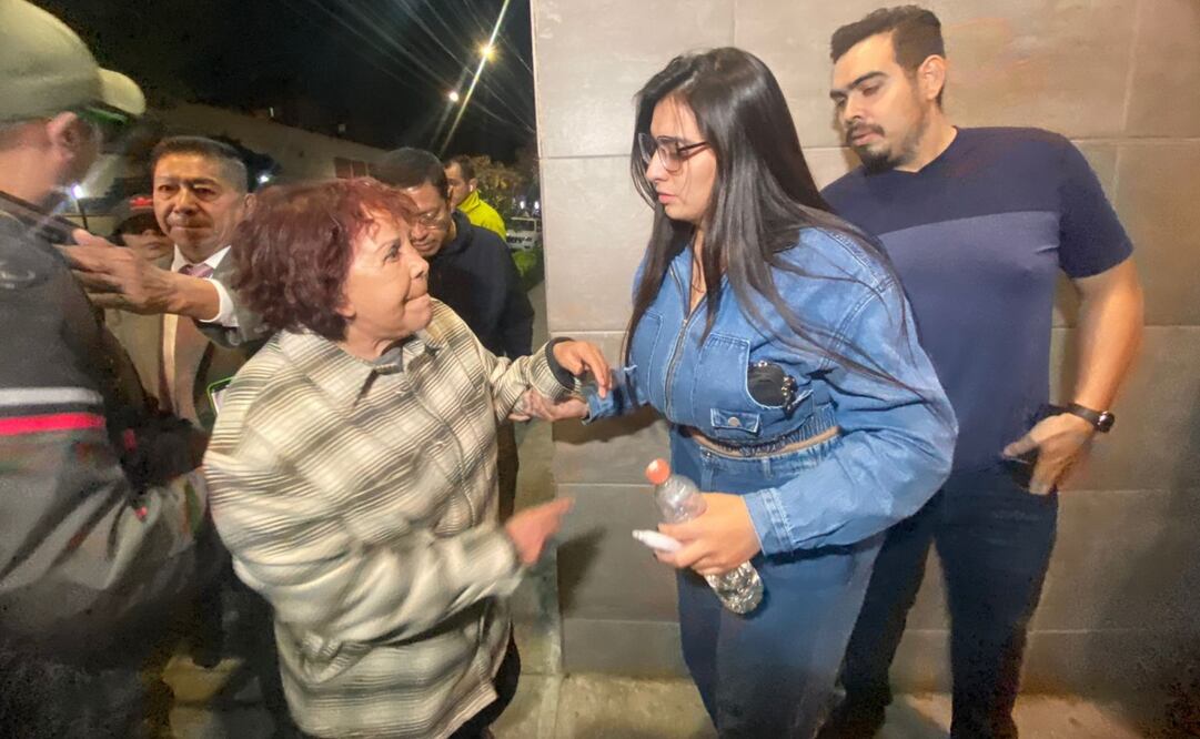 ALejandra Barrios, madre de Diana Sánchez Barrios, afuera del Hospital donde se encuentra en recuperación tras el atentado el pasado el jueves 17 de octubre / Foto: Especial