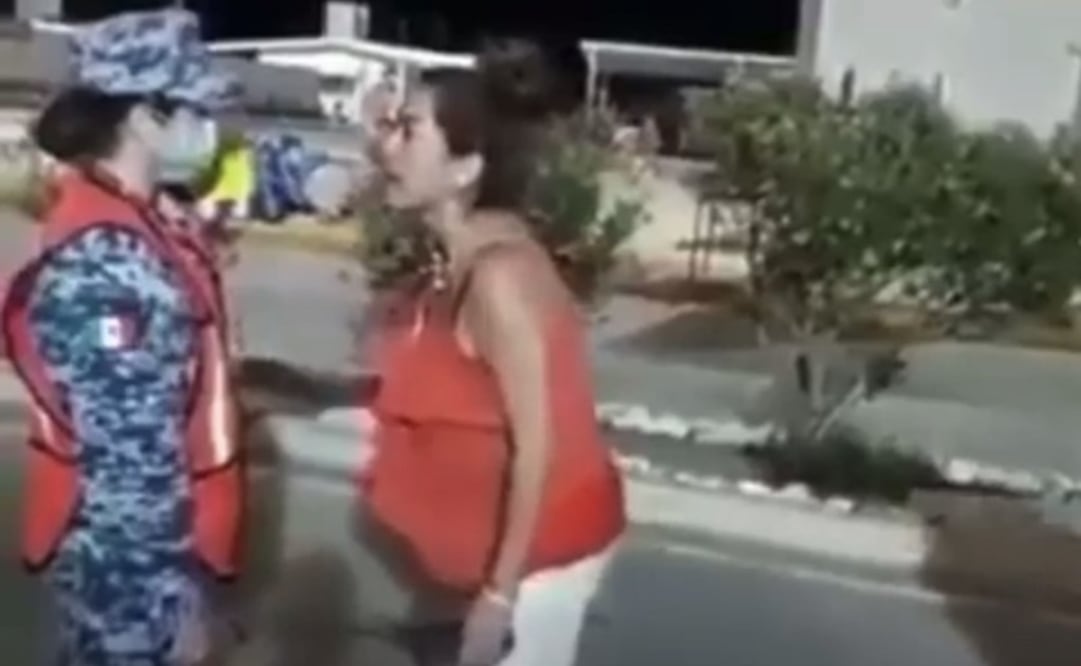 Los hechos se registraron en la Carretera Federal México 15, cuando la mujer abofeteo a la militar. Foto: Captura del video