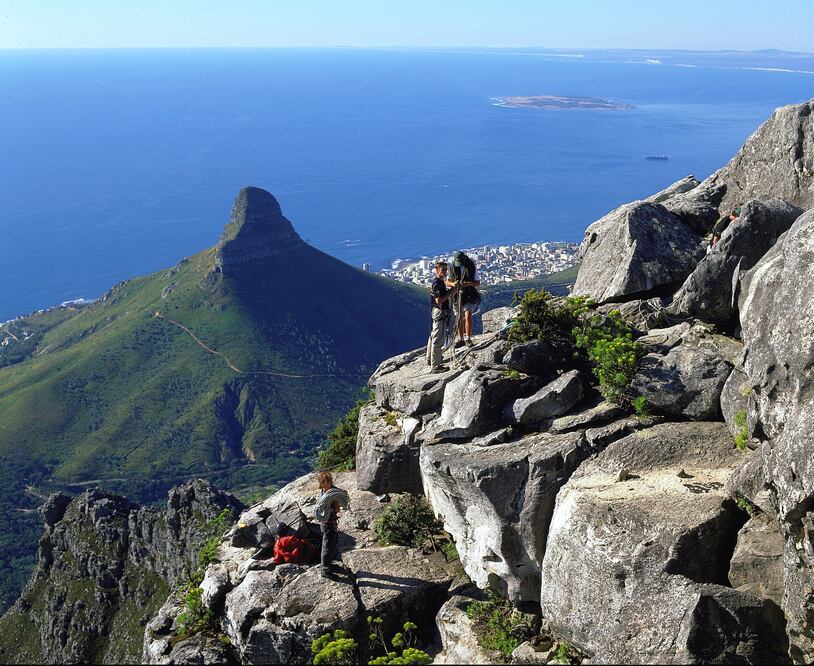 En el lugar número 15 está la Montaña de la Mesa (Table Mountain) es el emblema de Ciudad del Cabo, en Sudáfrica. Destaca por sus impresionantes vistas y por su cima de forma plana. En esta zona, además, crecen mil 470 especies de flores. (Foto: iStock)
