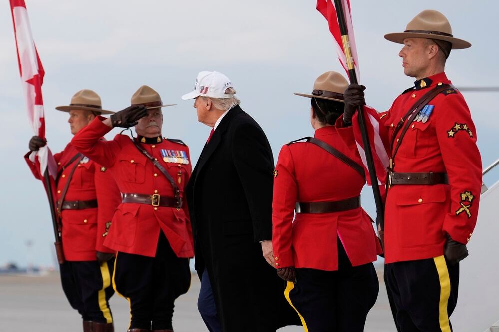 El presidente de Estados Unidos, Donald Trump, llega en el Air Force One al aeropuerto internacional de Calgary, el domingo 15 de junio de 2025, en Calgary, Canadá, antes de la cumbre del G7. FOTO: MARK SCHIEFELBEIN. AP