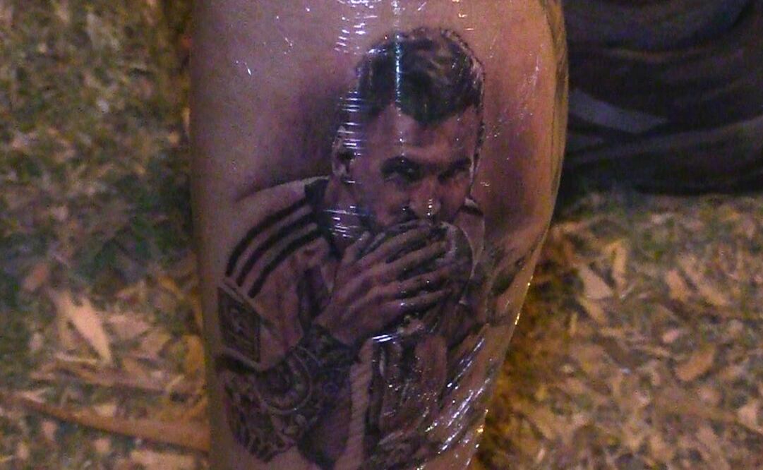 Tatuaje de aficionado con la figura de Lionel Messi besando la Copa del Mundo - FOTO: EFE