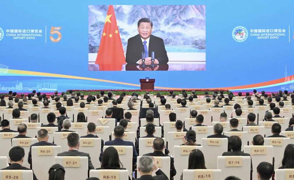 Xi Jinping pronuncia un discurso titulado "Trabajar juntos por un futuro brillante de apertura y prosperidad" a través de un enlace de video en la ceremonia de inauguración de la V Exposición Internacional de Importaciones de China en Shanghai, en el este de China, el 4 de noviembre de 2022. (Xinhua/Gao Jie)
