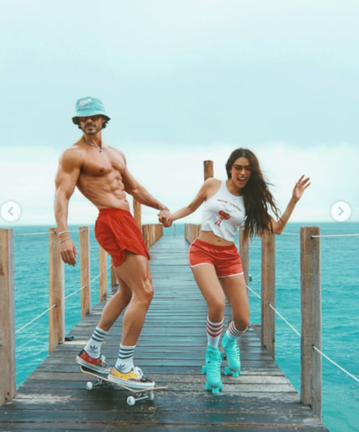 Galilea Montijo e Isaac Moreno posando con su look retro para el verano. Foto: Instagram @galileamontijo