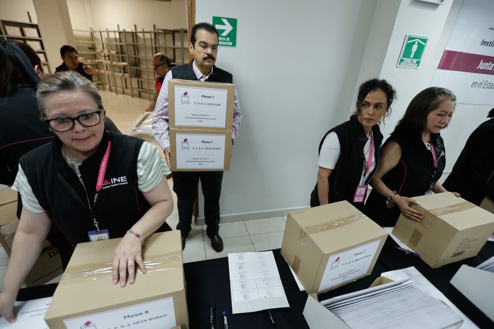 La Junta local del INE entrega documentación para voto anticipado y voto de personas en prisión preventiva en el Edomex. (FOTO. Jorge Alvarado)
