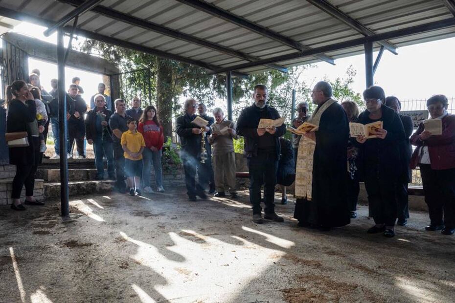 Los creyentes cristianos visitan el cementerio de la aldea palestina de Iqrit, el 7 de abril de 2023. Foto: Ahikam SerI / AFP