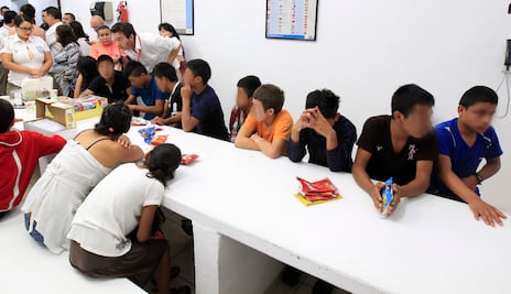 Niños y familias migrantes nunca deben estar en detención: ONU