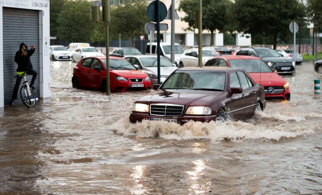 Aspecto de la Avenida Casalduch de Castellón de la Plana anegada por las aguas. La dana que afectó principalmente a la provincia de Valencia, Albacete, Cuenca y Andalucía y que ha causado casi un centenar de muertos e innumerables daños materiales, sigue activa y las fuertes lluvias amenazan este jueves las zonas del noreste, con avisos naranjas en el norte de Castellón y el sur de Tarragona y el suroeste, las provincias de Cádiz, Huelva y Sevilla en Andalucía y en toda Extremadura. En el Maestrazgo castellonense han caído trombas de agua de hasta 300 litros por metro cuadrado en pocas horas en algún punto. Foto: EFE