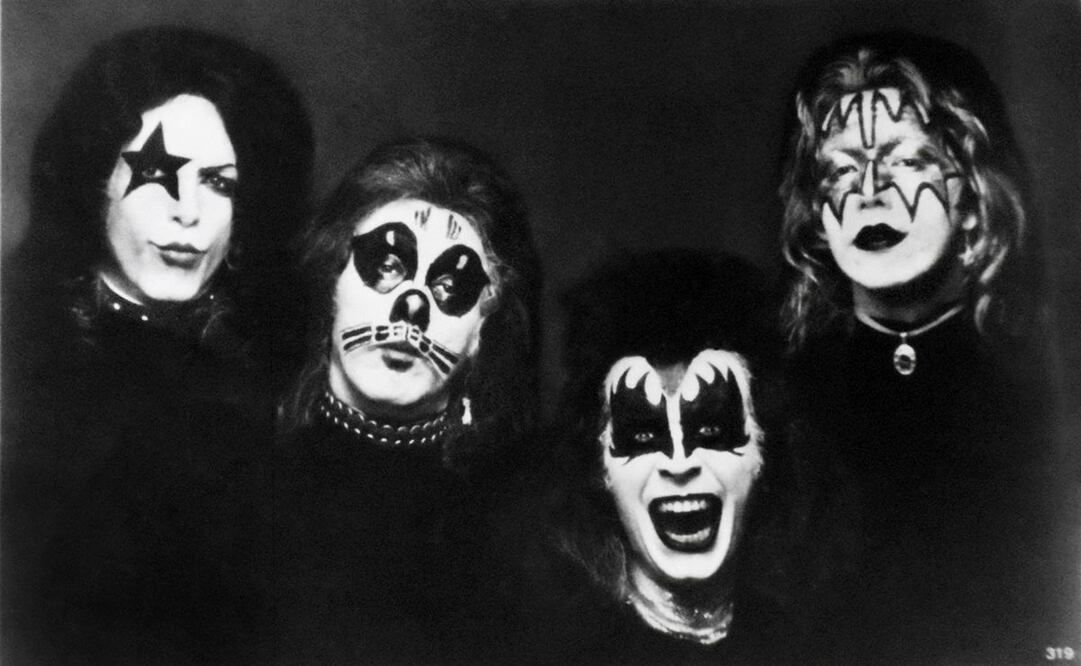 Sesión de fotos para la portada de KISS, primer disco de la legendaria banda de Rock Kiss. EL UNIVERSAL los consideró “un grupo original en su forma de presentarse, maquillados más allá de lo común”. Foto: Casablanca Records/Wikimedia Commons.