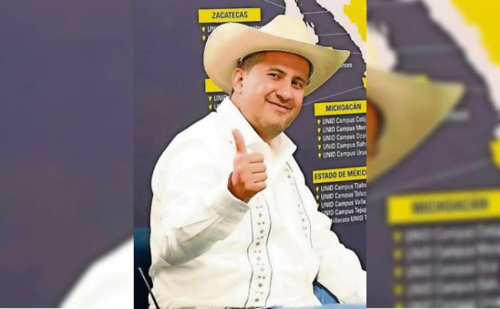 En un hecho que conmocionó al país y al mundo, Carlos Manzo, edil de Uruapan, Michoacán, fue ejecutado la noche del 1 de noviembre durante la inauguración
del Festival de las Velas por un joven menor de edad. Semanas antes había reclamado al gobierno federal el
retiro de las fuerzas de seguridad del municipio. Foto: Especial