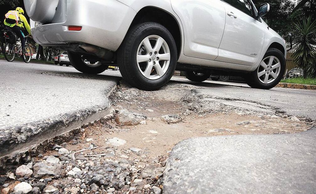 Caer en baches y zanjas ocasiona daños en el auto. Foto: Adrián Hernández EL UNIVERSAL
