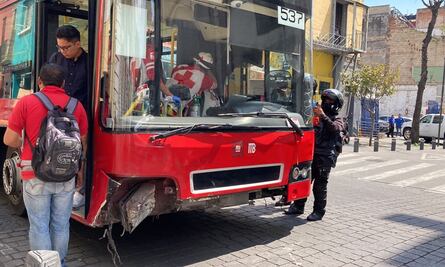 FOTOS: Choque de Metrobús deja dos lesionados, entre ellos el chofer