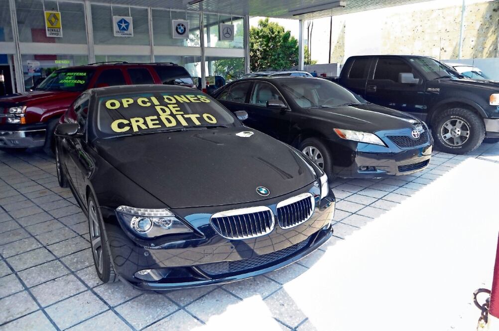 Según indicadores, las ventas minoristas de automóviles cayeron 3.1% a tasa mensual, lo que incide en la debilidad de las ventas totales. (ARCHIVO EL UNIVERSAL)