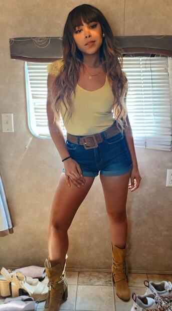 Danna Paola nos enseña cómo lucir perfecta en minishorts